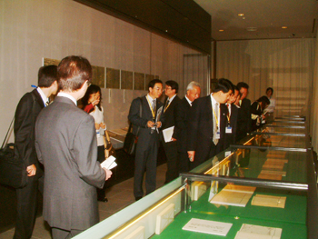Chinese delegation viewing the special exhibition 