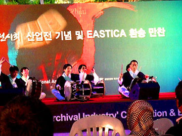 Staff members of the National Archives of Korea played the Korean traditional drums