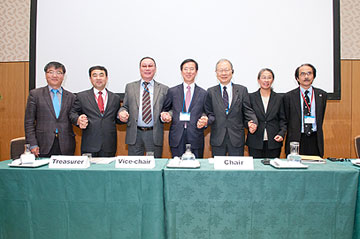 Newly elected Executive Board members: 
new EASTICA Chair, President Song of the National Archives of Korea in the middle