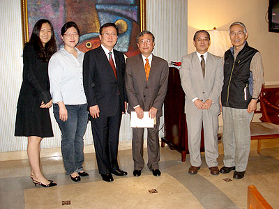 韓国代表団と。左から3人目Gyeong Og Lee国家記録院長、右端Sang-Wan Han記録管理協会会長