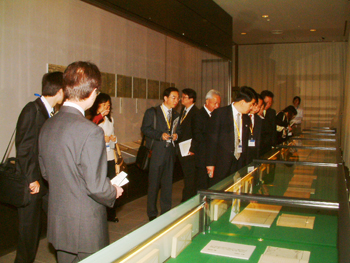 Chinese delegation viewing the special exhibition