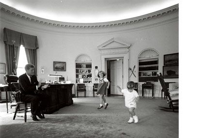 大統領執務室で遊ぶケネディと子どもたち
