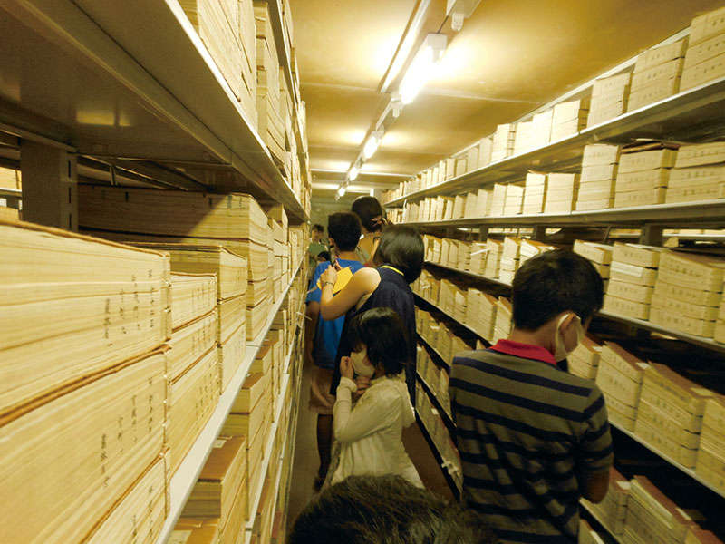 昨年の館主催アーカイブズツアー(小学生対象)の様子