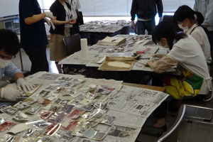 057_03_02 アルバムから写真を取り出す作業