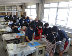 057_03_03 高校生ボランティアによる写真の洗浄作業