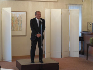 057_05_01 写真1 加藤国立公文書館長による祝辞