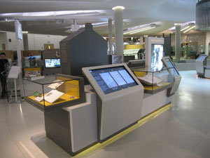 ハイテク機器と原資料のコンビネーションの展示は、テーマごとに独立した「島」状に配置される。
