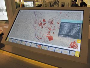 時代ごとのマンチェスターの地図が、自由に拡大縮小させて閲覧できるコンテンツ。表示されているのはドイツ軍による空襲被害図（1945）で、マンチェスター大学図書館所蔵