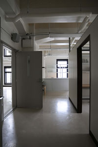 正面奥：受付と閲覧室、右：スタッフルーム、左：書庫及び作業スペース