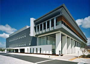 奈良県立図書情報館の外観（後景）