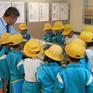 61_02_02 小学生の見学