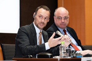 発言するフリッカーICA会長(左)と、リーチICA事務総長(右)