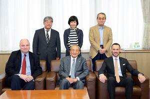 9.開演前記念撮影 後列左より、福井仁史国立公文書館理事、井上由里子教授、御厨貴特任教授 前列左より、D・リーチICA事務総長、加藤丈夫国立公文書館長、D・フリッカーICA会長