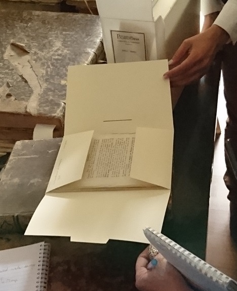 中性紙箱の中におさめられた記録は、さらに中性紙で丁寧に梱包されている。