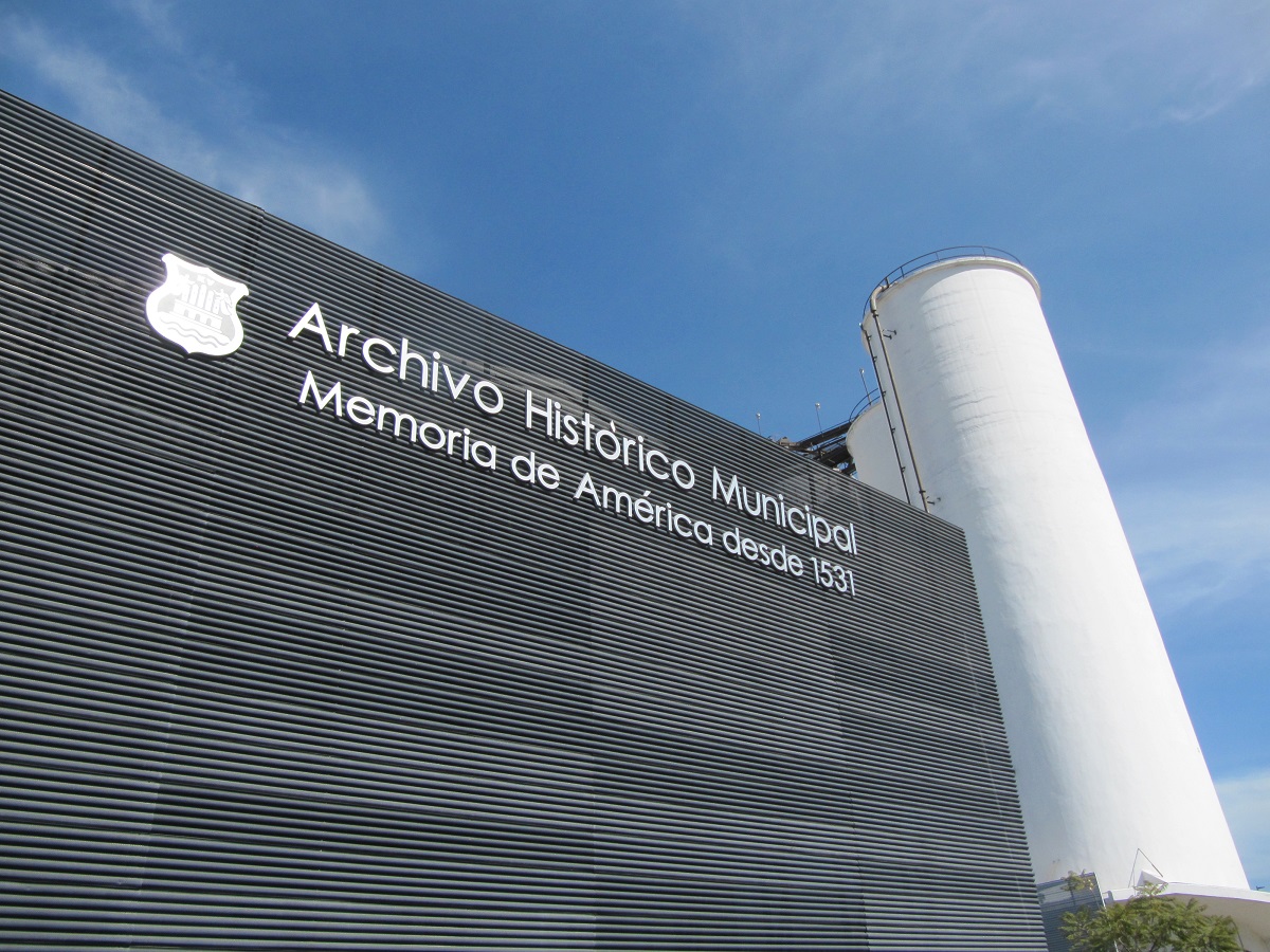 旧セメント工場を改築した新館。後方に見えるサイロ型建築物は事務室/整理室/図書室に改築されている。