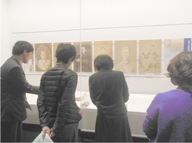 展示解説の様子 解説者は国立公文書館の竹田俊一公文書専門員(左端)