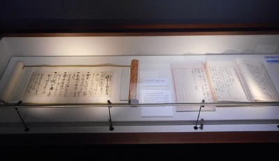 「五箇条ノご誓文」(右、国立公文書館所蔵)「議事之体大意」(左、福井県立図書館蔵)