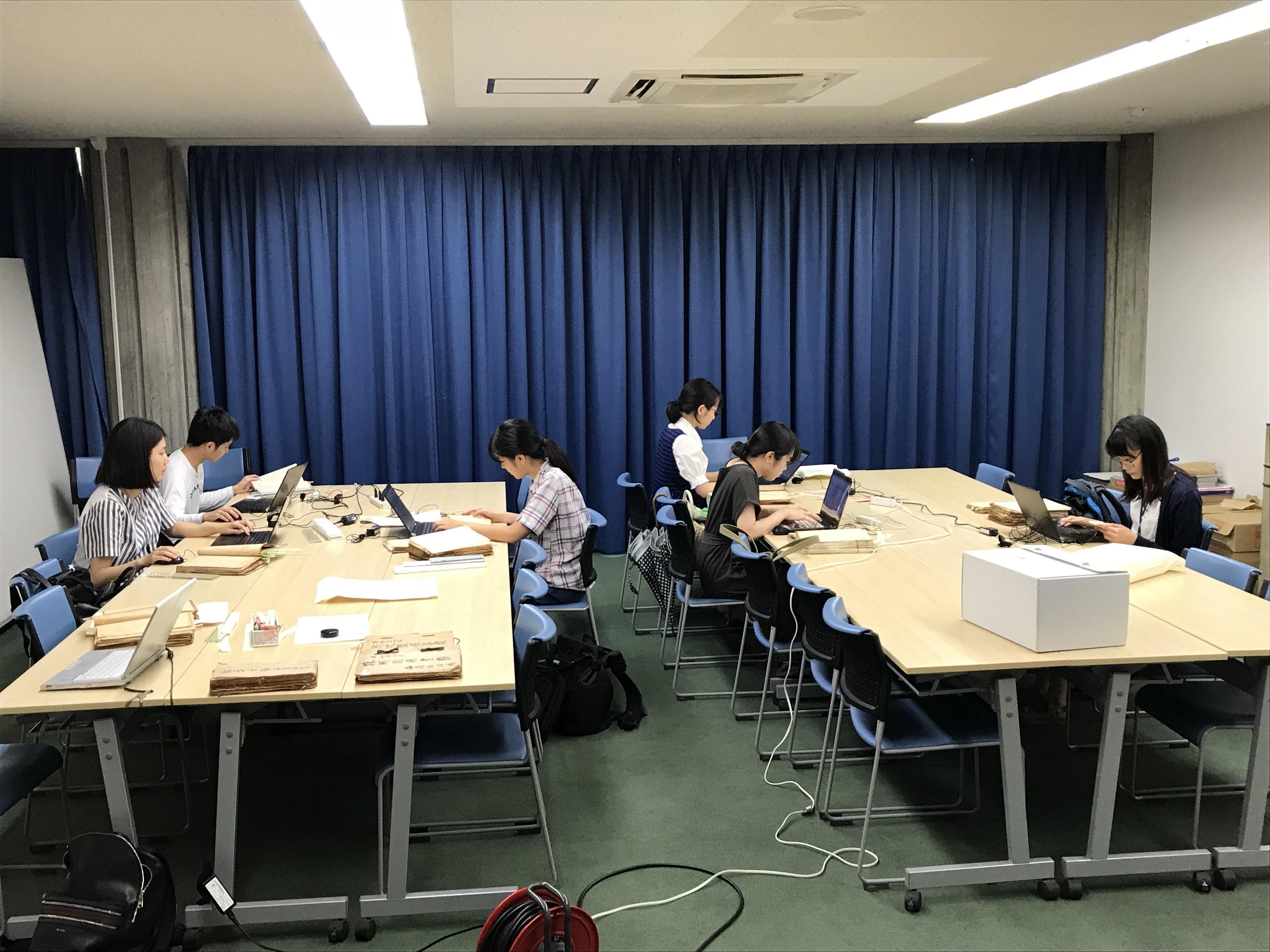 写真1 平成30年度行政文書受託事業件名目録作成風景