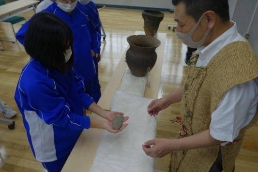 「土器・石器にふれよう」の様子