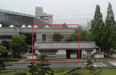 鳥取県立公文書館全景（左は図書館）