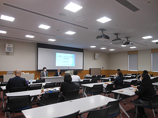 説明会の様子（7月19日、東京大学文書館[柏キャンパス]）