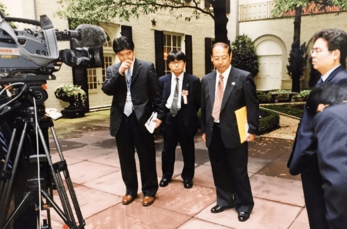 ブレアハウスにて記者たちと　左から3人目が筆者（2001.9官邸写真室撮影・提供）