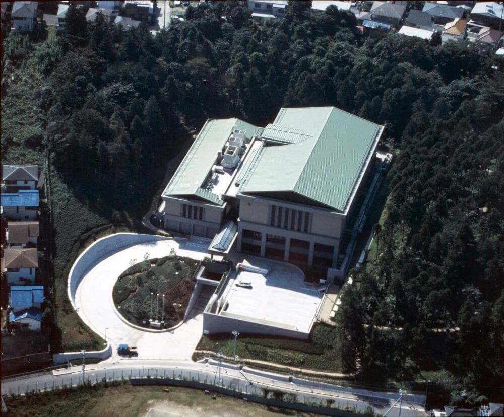 神奈川県立公文書館（開館時空撮）
