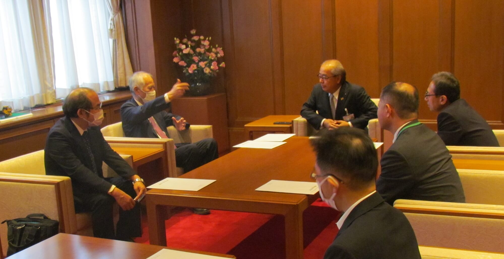 鎌田館長(写真左奥)による県知事表敬訪問の様子